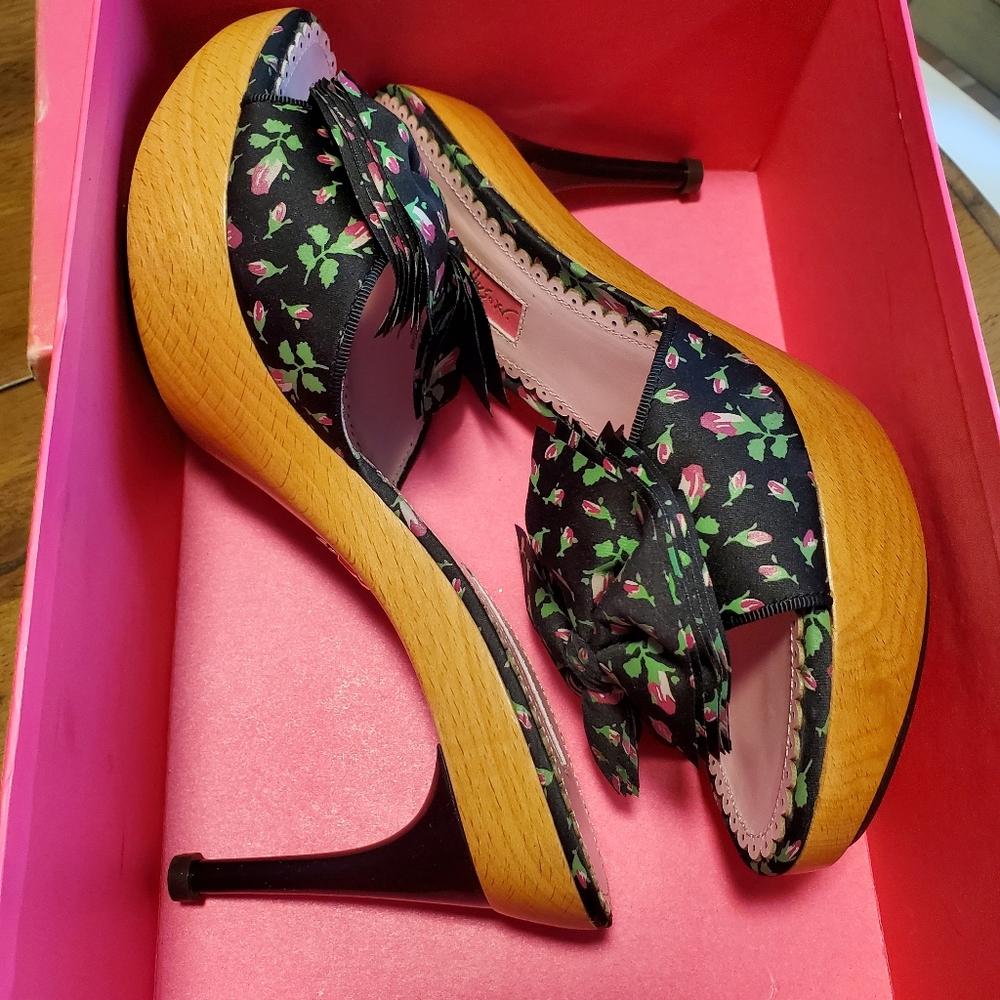 Betsy Johnson Floral Heels NEW 7.5